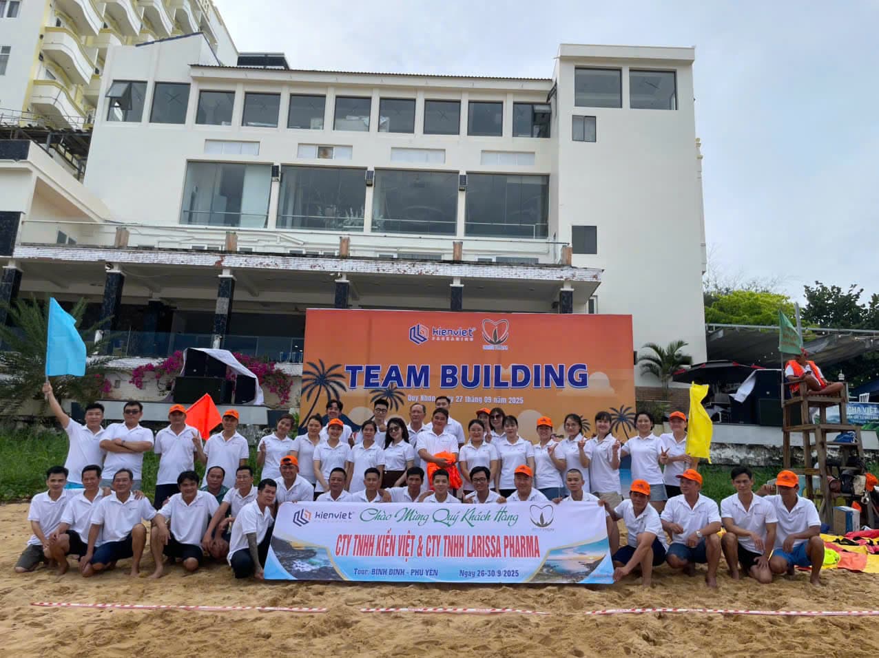 Hoạt động teambuilding của Kiến Việt và Larissa Pharma tại bãi biển Quy Nhơn, tháng 9 năm 2025