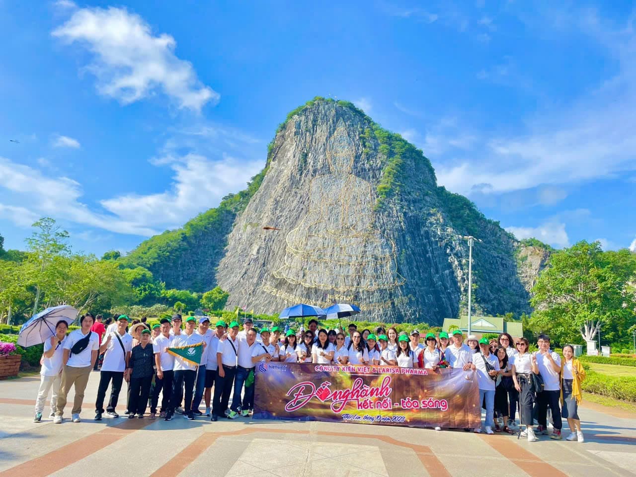 Đội ngũ Kiến Việt và Larissa Pharma trong chuyến teambuilding tại Thái Lan, tháng 10 năm 2025