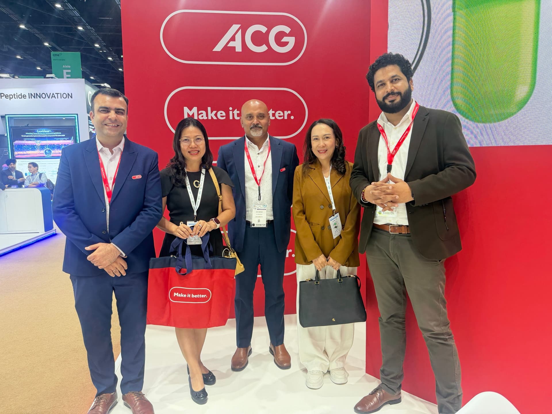 Đội ngũ Larissa Pharma cùng đại diện ACG tại gian hàng ACG, CPHI South East Asia 2025