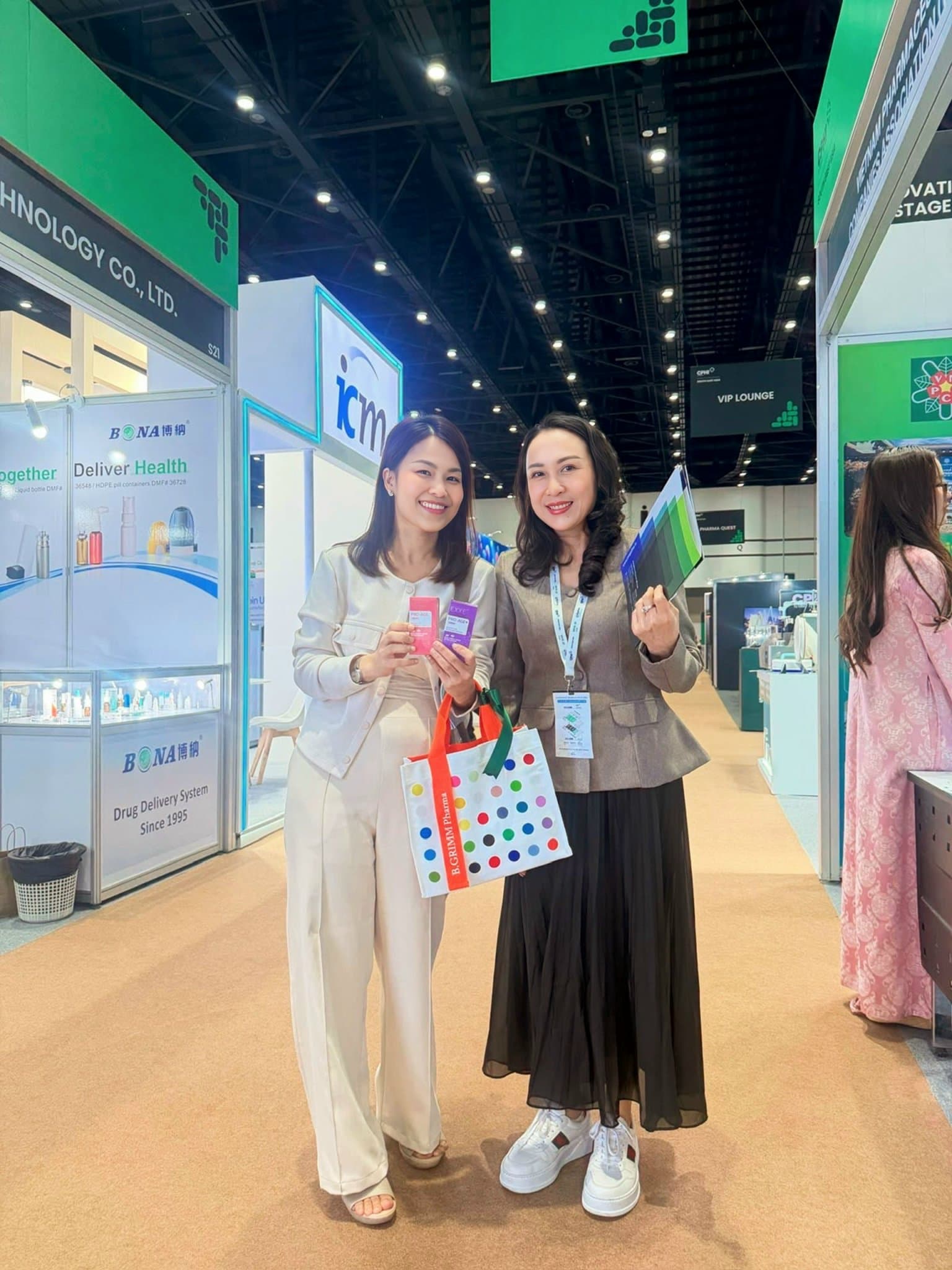 Đại diện Larissa Pharma tại khu gian hàng CPHI South East Asia 2025
