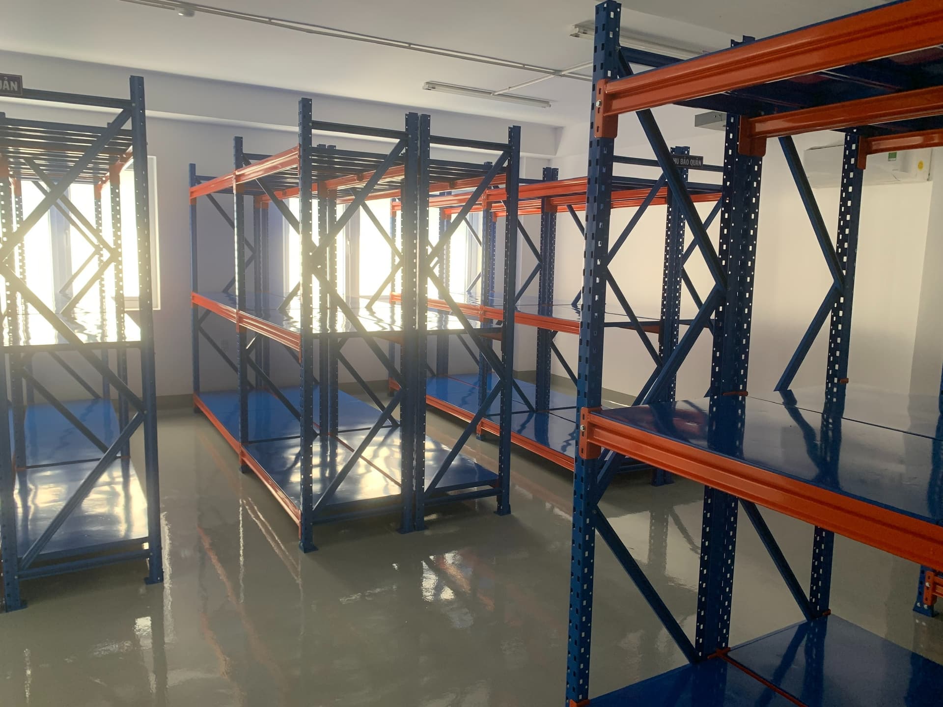 Hệ thống kệ chứa nguyên liệu tại kho Larissa Pharma