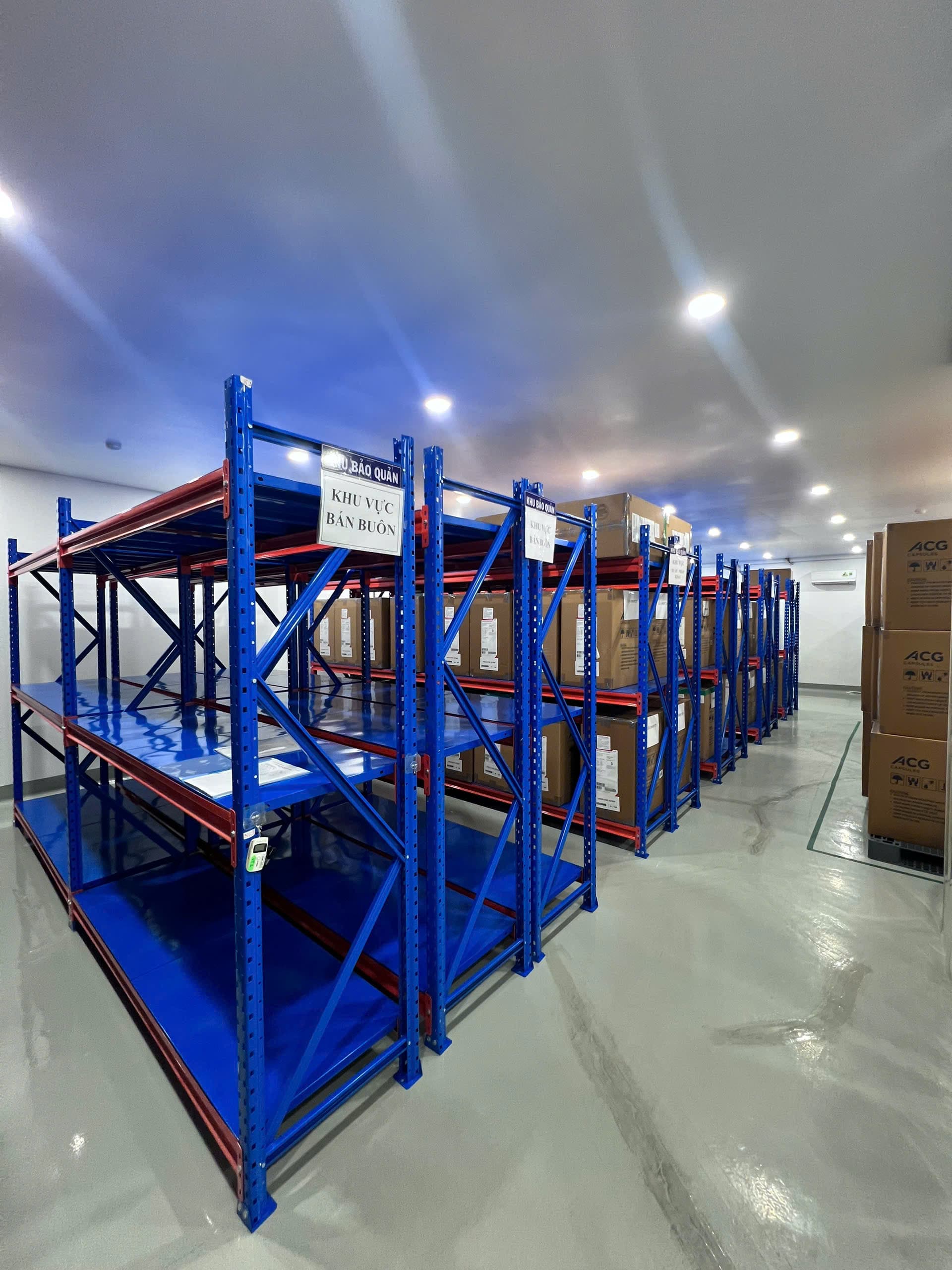 Kho nguyên liệu dược phẩm của Larissa Pharma với hệ thống kệ chứa hàng
